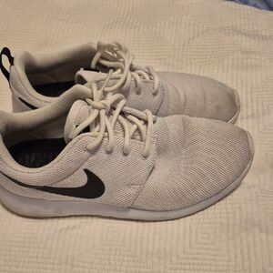Nike Women's White and Black Sneakers
